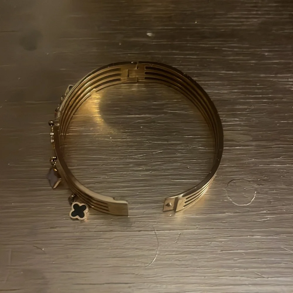 Gorgeous bangle! Beautiful charms similar to LV but the bracelet has its own ❤️ - Picture 9 of 11